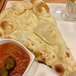 インド料理 チャルテ チャルテ - ナン
写真では大きく見えるが、僕が今まで食べてきた中ではやや小ぶりなサイズ。生地に甘さが全く無いのが、僕が普段食べ慣れているスビマハルのナンとは大きく異なる点だった。好みの分かれるところだ。