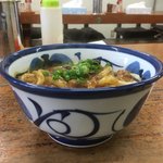 とらや - 丼ぶりもカッコイイ
      サービス店のおもてなしを感じる
      深みのあるBタイプ
      麺がちょい太で玉も大きいのでピッタリ当てはまる丼かも