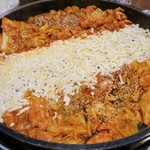 장인닭갈비 - 「タッカルビ」(2人前19000ウォン)とトッピングの「モッツァレラチーズ」(2人前4000ウォン)