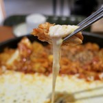 장인닭갈비 - 「タッカルビ」(2人前19000ウォン)とトッピングの「モッツァレラチーズ」(2人前4000ウォン)