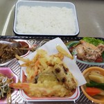 福山まるたま - まるたま弁当　税込410円　天ぷら盛り合わせと鶏のチーズ焼き(2018.03.05)