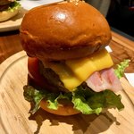 Kakunoshinnikuteru - 肉汁たっぷりハンバーガー