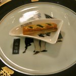 横濱元町 霧笛楼 - 春菊とミモレットチーズの一口パイ