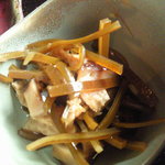 響 - セットに付く小鉢～昆布・しいたけ・お揚げの煮付け。