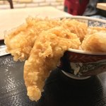 味奈登庵 - デロリソ。
      丼からはみ出すほどの穴子天ぷらなンです！