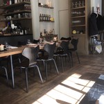 ラ・ボンヌターブル - 適度にオシャレで開放感ある店内。