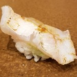 寿司つばさ - ④赤甘鯛(福岡県玄海産)昆布〆の炙り
            白甘鯛に比べて身に含む水分量が多く、熟成と水抜きの仕事が美味しさを決めます。
            昆布〆して炙ることで噛み応えと芳しさが加わっています。