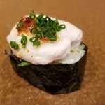 寿司つばさ - ⑪虎河豚(山口県下関産)の白子の炙り、軍艦巻き
            白子としては控えめサイズ。
            でも軍艦巻きに丁度良い。
            濃厚過ぎないのも、また良いです。