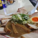 ラーメン麺雅 - 濃口煮干しにチャーシュートッピング