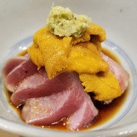 寿司つばさ - ⑧ヨコワ(山口県蓋井島産・30kg)の大トロ炙り、紫雲丹(山口県萩産)のせ
                小学校高学年のようなヤンチャ盛りのマグロ。
                大トロですが、さっぱりとした味わいなので炙ってもクドくありません。