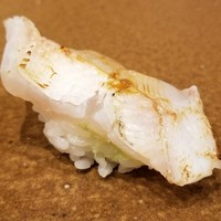 寿司つばさ - ④赤甘鯛(福岡県玄海産)昆布〆の炙り
                白甘鯛に比べて身に含む水分量が多く、熟成と水抜きの仕事が美味しさを決めます。
                昆布〆して炙ることで噛み応えと芳しさが加わっています。