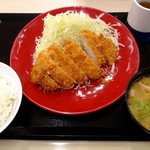 Katsuya - 器が変わり写真映えしやすくなりました。ロースカツ定食(竹 120g) 690円(8%込745円)　※ご飯 とん汁(小)付