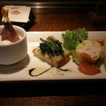 マザーエスタ - 土曜日の前菜は定番のゴボウのムース、パプリカとオクラのフリッター、二色ズッキーニの鶏ムース包み他