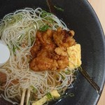 播州骨付鶏と龍野そうめん とりいち - 龍野そーめんON龍野醤油味唐揚げ