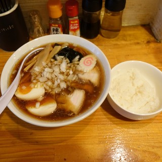 Esu - 竹岡ラーメン味玉入り900円、ライスランチサービス