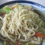 天馬 - 手打ちの平たい中太麺