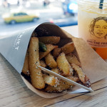 アンド ザ フリット - 原宿 - パルメザントリュフフリット(レギュラー500円)とみかんソーダ(250円)