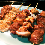 厳選もつ酒場 エビス参 - 串盛り合わせ650円