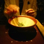 ベンフィディック - ハーブをちぎってゴリゴリ