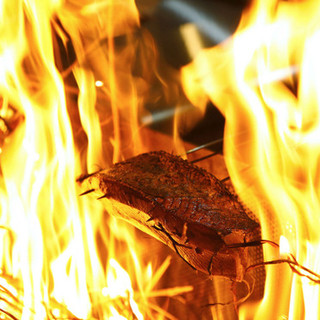 ご注文後に焼き上げる、香ばしい皮目の名物「藁焼き鰹塩たたき」