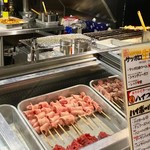 博多串焼き バッテンよかとぉ - 店内風景。カウンターの前にはネタケースが並び、種々の串がスタンバッている。