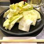 博多串焼き バッテンよかとぉ - 付き出しのキャベツは100円で、おかわり自由という太っ腹。写真で見るより量がある。