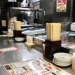 博多串焼き バッテンよかとぉ - 店内風景(カウンター席)。テーブル席も4人掛けx3あり、更には最大20人ほど入れる2階席もあるようだ。
