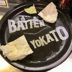 博多串焼き バッテンよかとぉ - 付き出しのキャベツは、大きめの皿に盛られて出てくるので、一人の場合は本気で食べないと残りがち。