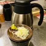 博多串焼き バッテンよかとぉ - “板そば”を頼むと、最初から蕎麦湯が用意される。