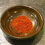 博多串焼き バッテンよかとぉ - “食べ方”に「一味をかけて」ってあるのに、どこにも一味がないので、指摘したら『すみません』って言いながら、小皿の一味を出してくれた。