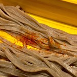 博多串焼き バッテンよかとぉ - 板そばに一味をかけた、の図。