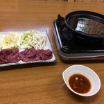 ダチョウらんど沖縄 - ダチョウステーキ これにご飯とスープが付きます。
            自分で焼く焼肉スタイル。