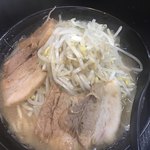 自家製太麺 ドカ盛 マッチョ - ヤサイマシ ダウンドラフトアングル