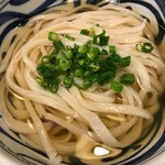 こくわがた - かけうどん 冷。エッジの効いたうどんは、のどごしも良好です。