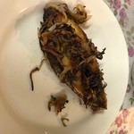 ラベヤ レストラン&スウィーツ - イリッシュ・マス・バジャ（素揚げ）:いつもの思いっ切り火を入れるスタイル