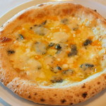 Itariambarueru - 4種のチーズの「クワトロフォルマッジョ」イタリア直輸入の小麦粉を使用した、香り豊かな生地になりました♪
