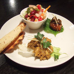 たんどーる - 前菜四種盛り合わせ(950円)※チキンピクルス、梅干しマサラ、豆のサラダ、パパード