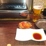 やきにく じゅん亭 - コンロとたれ皿、白菜キムチ、トング、取り皿