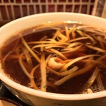 味奈登庵 - #食べログ的に撮るとこうなる。  
      つゆナミナ〜ミ♡  
      肉やねぎもしっかり入っている。