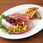 ASICS CONNECTION TOKYO - ビーツを練りこんだ自家製のラップに野菜をたっぷり乗せた「スパイシーサラダラップ」。