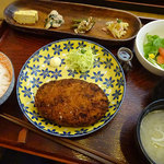 Chari chari - めんちカツ定食（ごはん、味噌汁、副菜、サラダ）864円税込