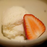 日本料理 楮山 - ランチ定食 1500円 の酒粕アイス 苺添え