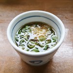 釜あげうどん 長田 in 香の香 - 刻み青ネギとおろし生姜を投入！