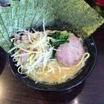 横浜家系ラーメン　せんげん家 - ラーメン並、海苔増し、白髪ネギ。