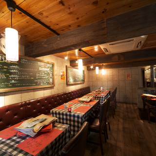 木のぬくもりを感じる広々とした空間に、豊富な席タイプをご用意