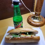 Banh Mi Huynh Hoa - バインミー、ドリンクはコンビニで買ったもの