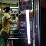 Banh Mi Huynh Hoa - 店員さんがキビキビと動いています