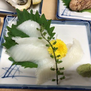 お刺身は鮮魚を使用！お酒のアテにピッタリです◎