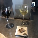 Standing Wine Bar Q - おつまみベーコン、赤・白ワイン