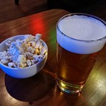 カフェ ダイニング カラー - お通しはポップコーン。生ビール。